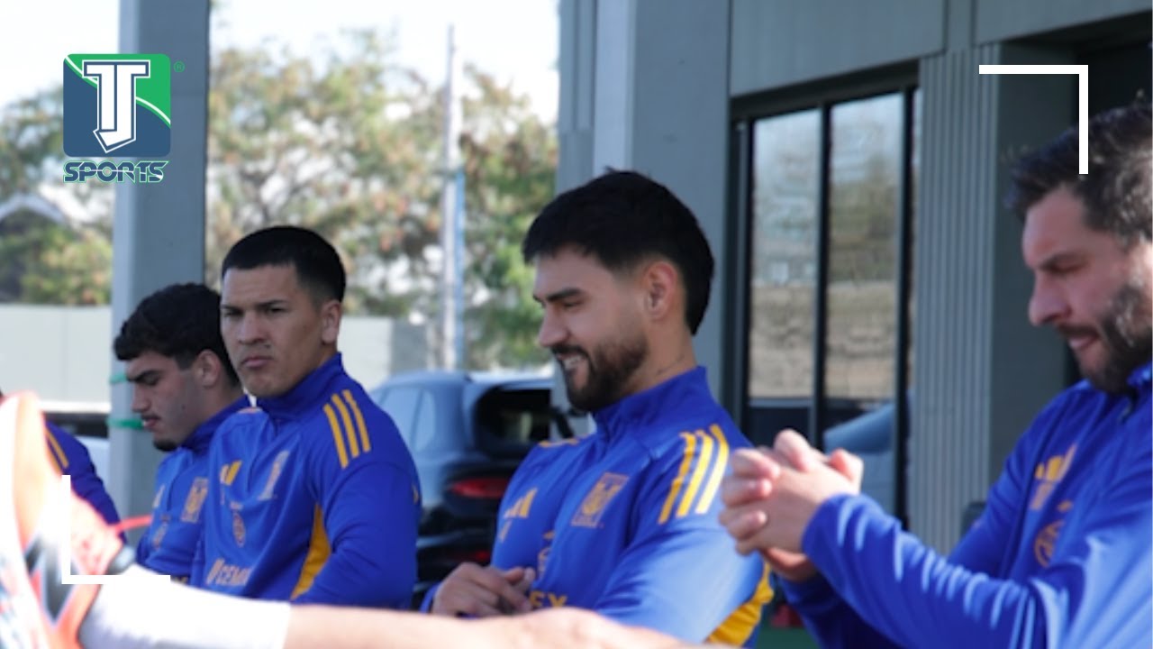 As&iacute; se estira Andr&eacute;-Pierre Gignac durante el entrenamiento de Tigres