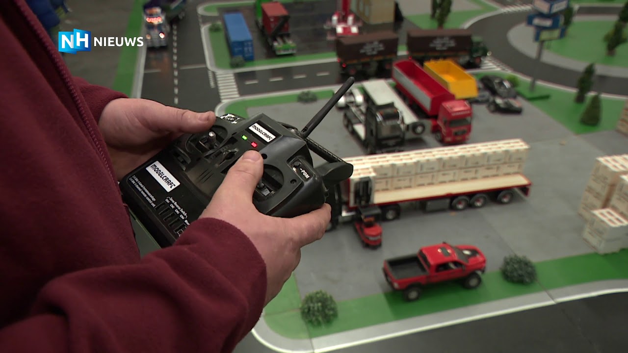 Minitrucks hobbyisten leven zich uit met bestuurbare vrachtwagens