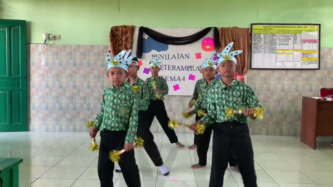 TARI AMPAR-AMPAR PISANG KELAS 3 MI kelompok 3