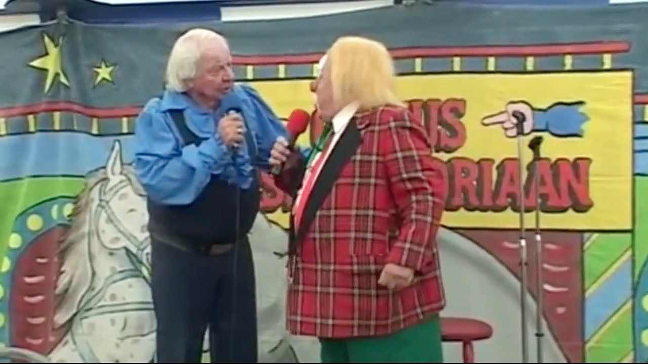 UIT DE OUDE DOOS #1 - BASSIE & ADRIAAN BIJ HET OUDE AMBACHTEN EN SPEELGOED MUSEUM!