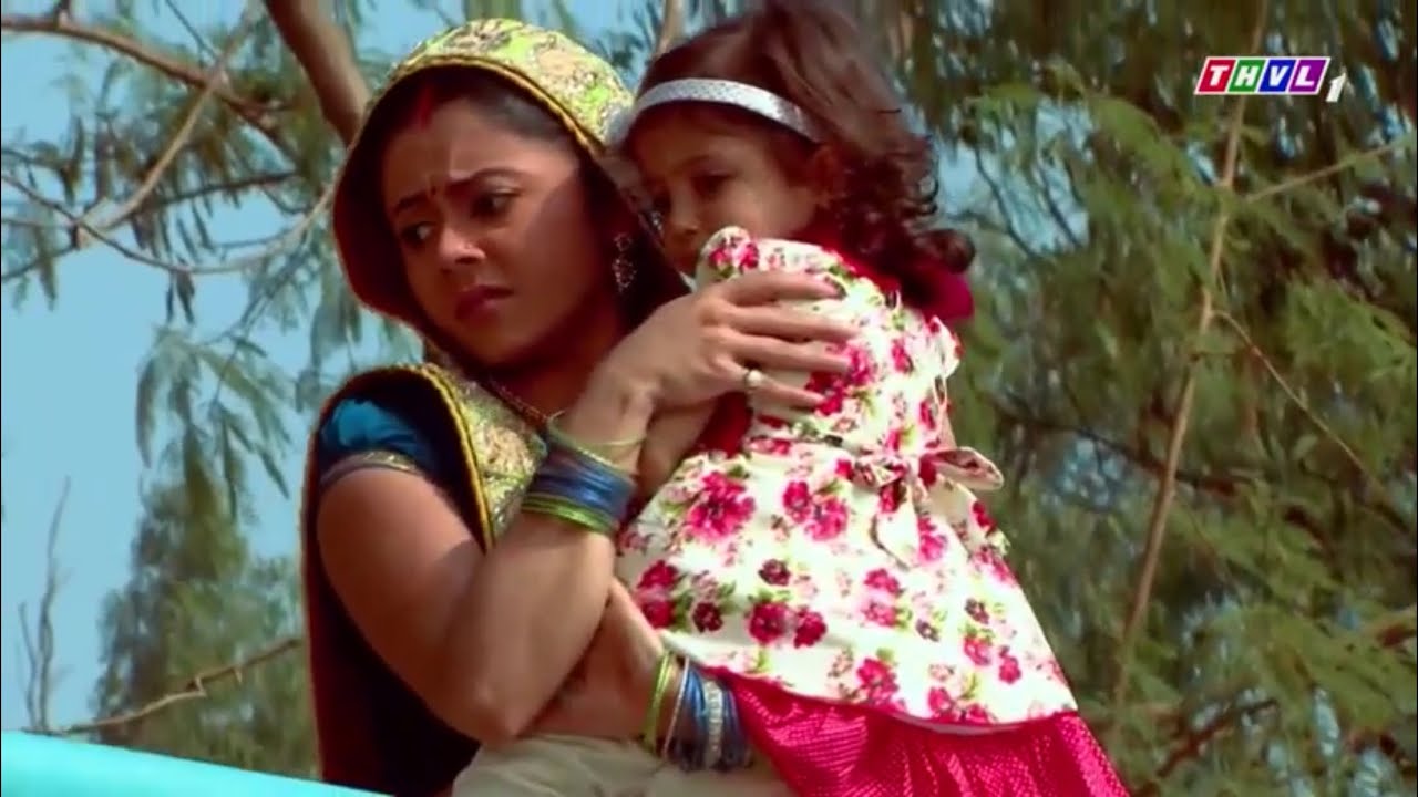 Âm mưu và tình yêu : Gopi trượt chân làm Meea rơi xuống sông