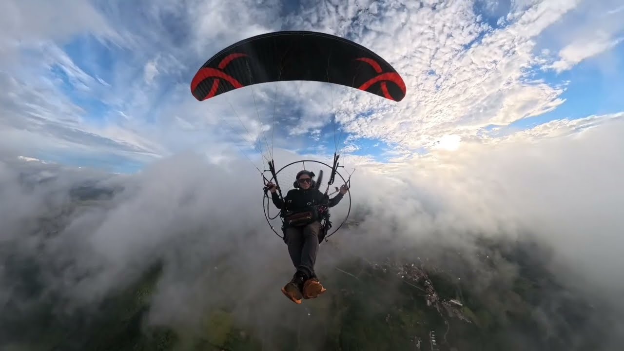 Voo de paramotor nuvem Serra de São Jose