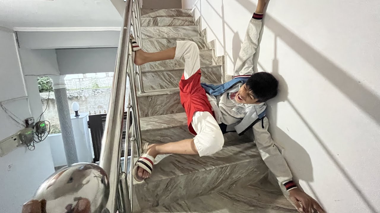 Om Gir Gya 😨 Stairs se