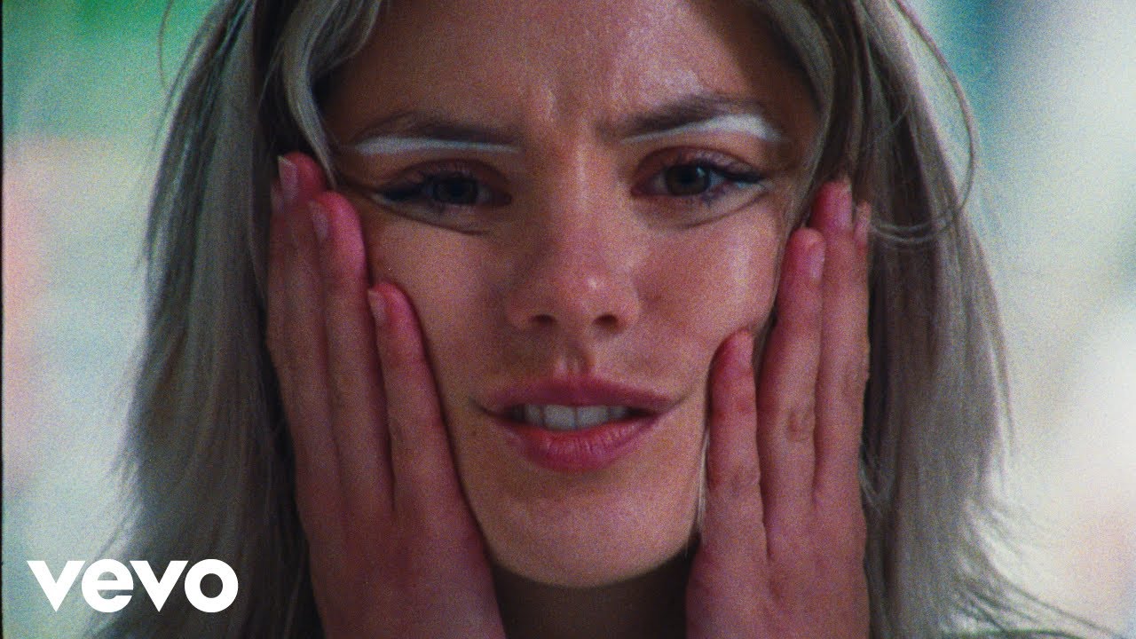 Dora Jar - She Loves Me (Official Music Video)