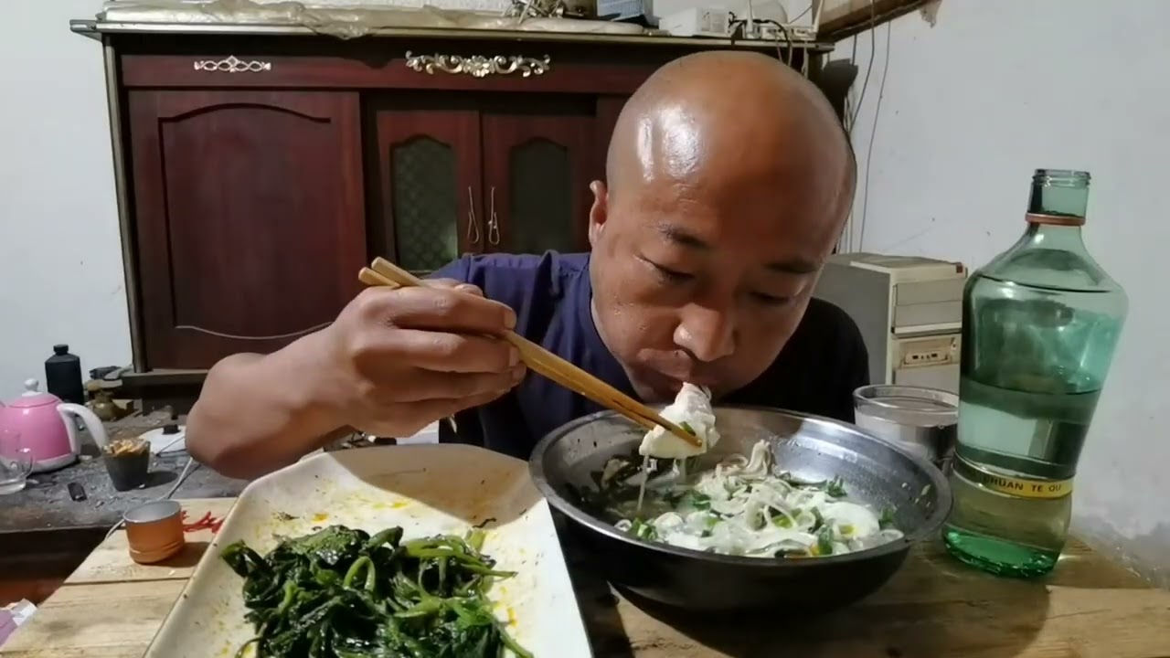 鸡蛋面搭配白酒的夜，视频精彩呈现 #宵夜