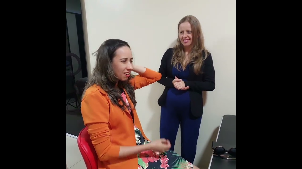 Mulher Afronta colega de infância Só que ela não esperava por isso