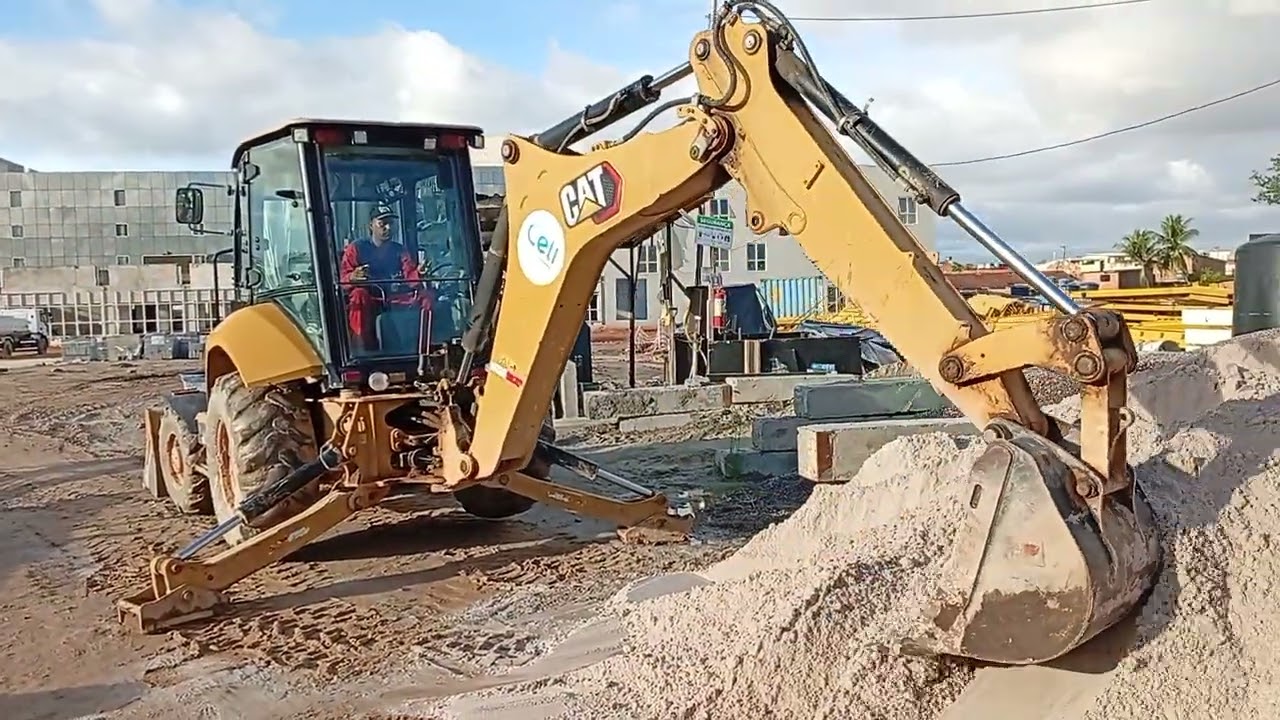 Escavações com Retroescavadeira Cat