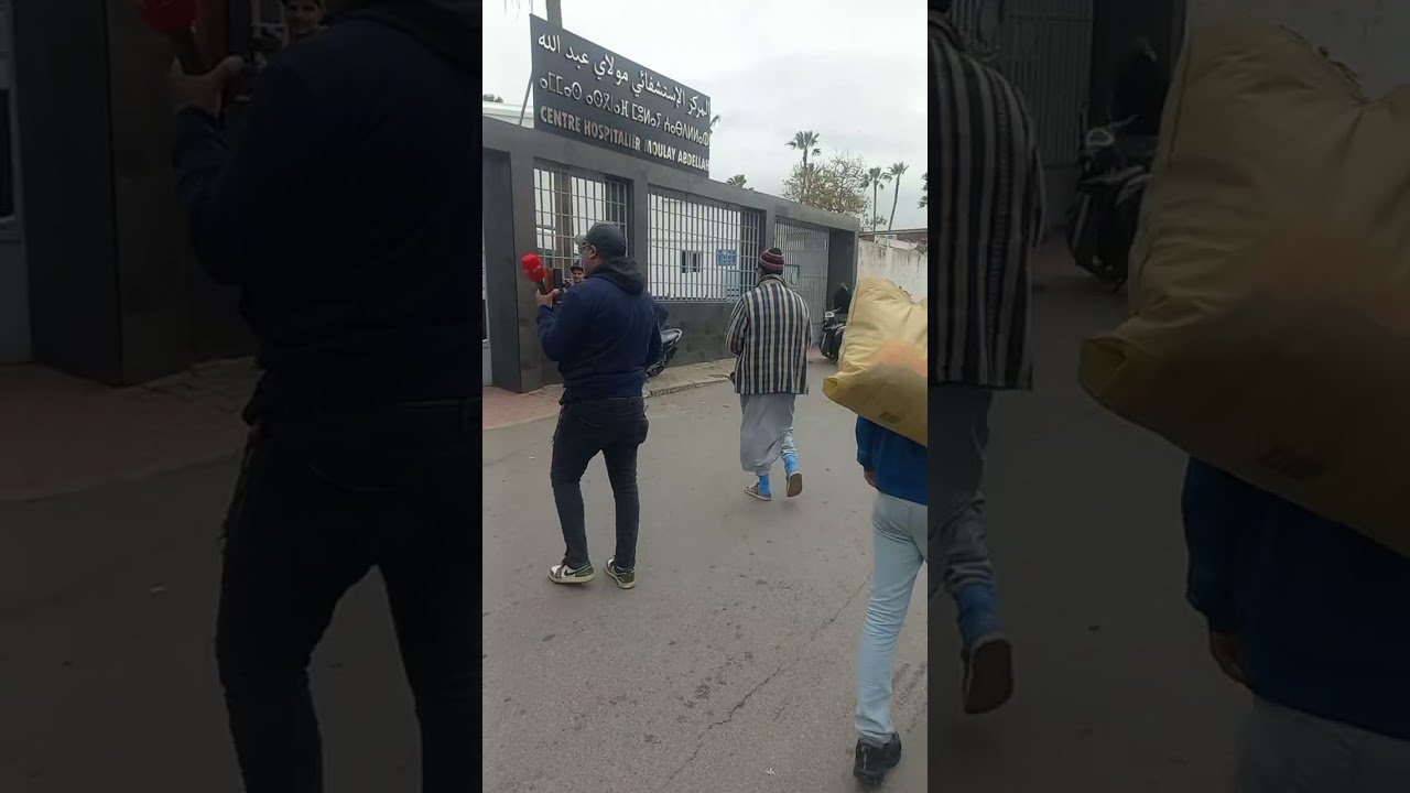 مباشرة من مدينة المحمدية ياربي السلامة زوج يقـ تل زوجته بالشارع العام أمام المارة هاعلاش؟؟