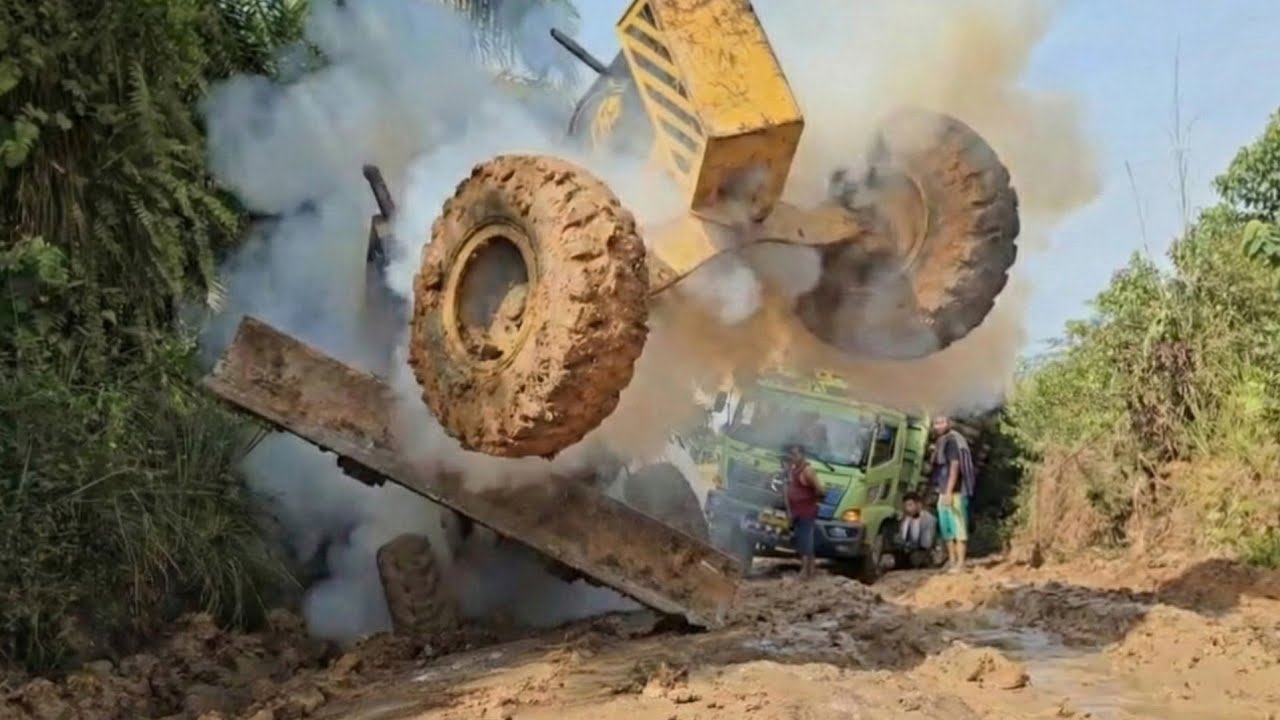 Truck Logging Nyaris Terbalik || Operator Tarik Paksa Bus Yang Amblas Hingga Motor Grader Jumping