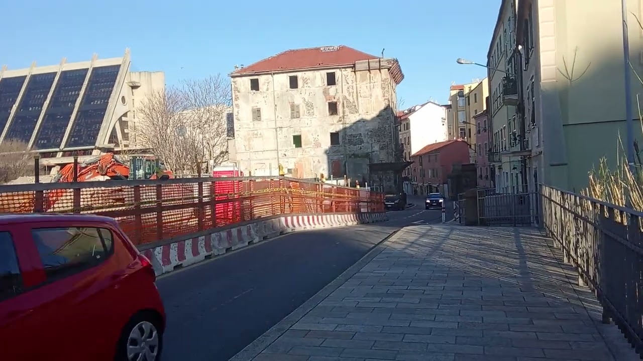 Degrado e abbandono di un palazzo di Via Luigi Corsi a Savona