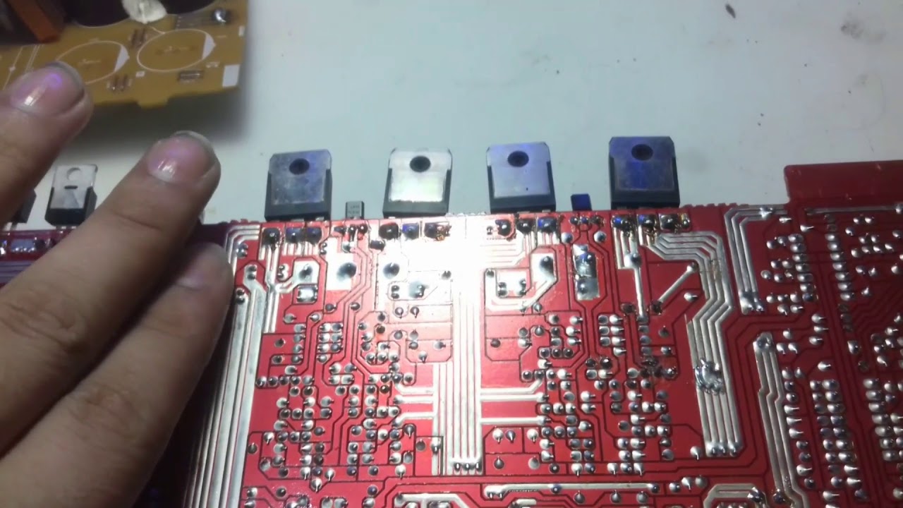 Como reutilizar um amplificador automotivo ligando direto na rede 110/220v ???