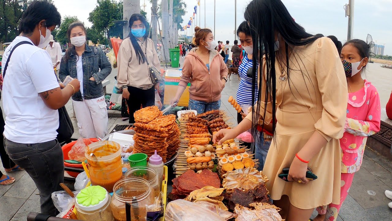 Sunday Walking Tour at Riverside Phnom Penh, Cambodian Yummy Street Food