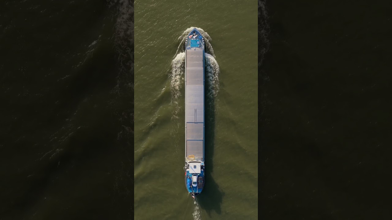 Vrachtschip Amare vaart langs Willemstad.