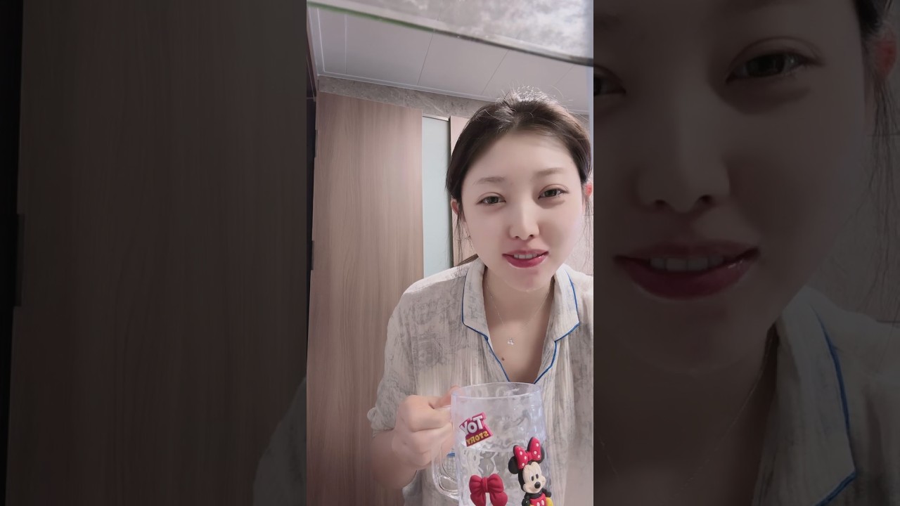 清晨被治愈！美女起床洗漱的元气日常 ☀️ (朝から癒される！美女の起床と洗面ルーティン) Beauty's Refreshing A.M. Routine In Nightwear