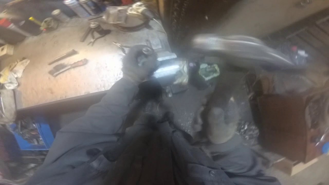 Mitsubishi. Pajero Sport. Замена крестовины кардана переднего.