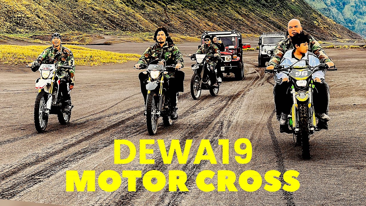 MOMEN AHMAD DHANI JATUH DARI MOTOR TRAIL SAAT SYUTING VIDEO KLIP DEWA 19 DI BROMO