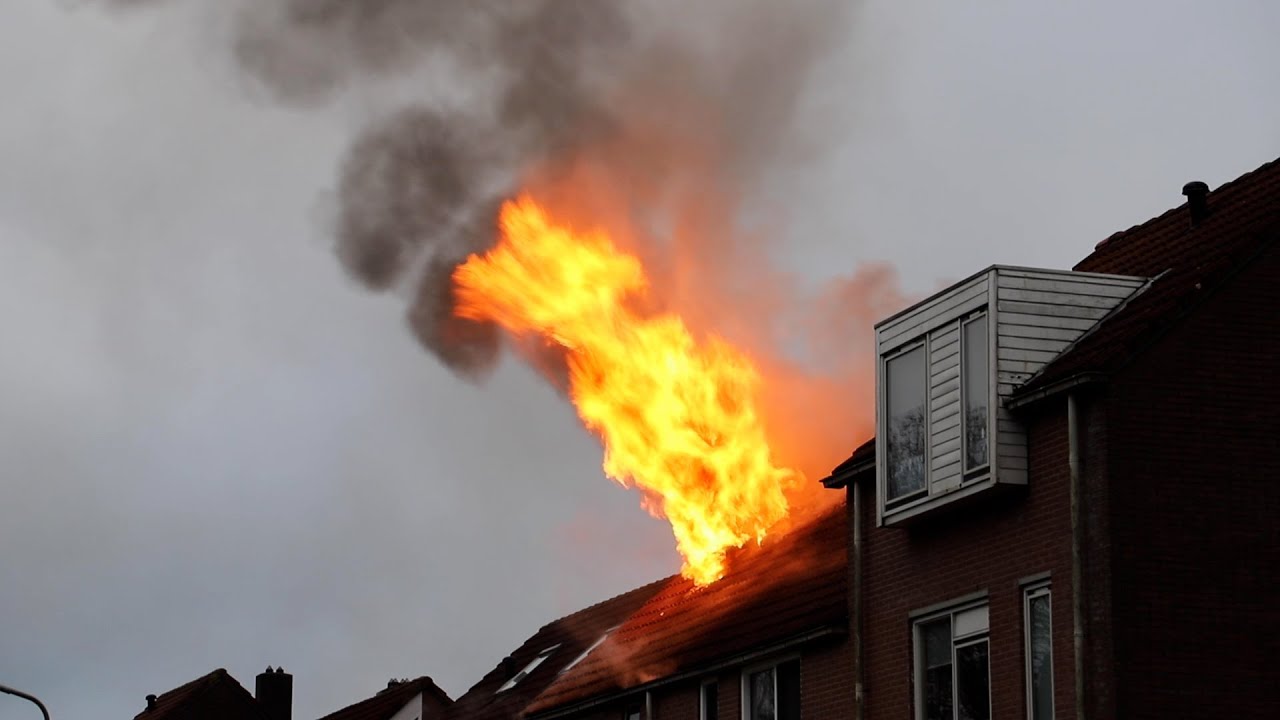 Twee gewonden bij felle uitslaande woningbrand in Leeuwarden