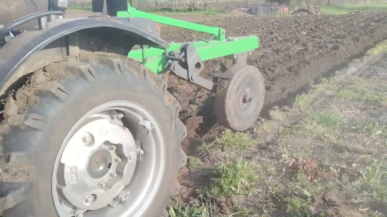 Оранка на міні тракторі, плугом Бомет 2-30..