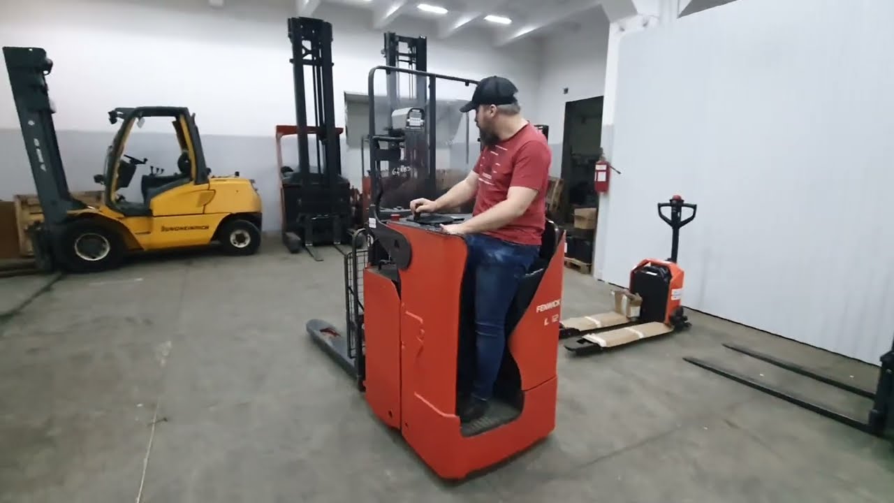 Електричний штабелер LINDE L 12 LS з вмонтованими вагами на вилах.