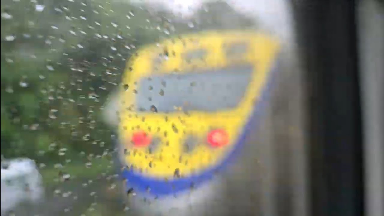1211次瑞芳發車開往新竹的銀綠色微笑號EMU900型十輛一編組EMU938區間車，和4198次樹林發車經由宜蘭線開往蘇澳的EMU800型八輛二編組EMU891車王+EMU892編組二代微笑號區間車