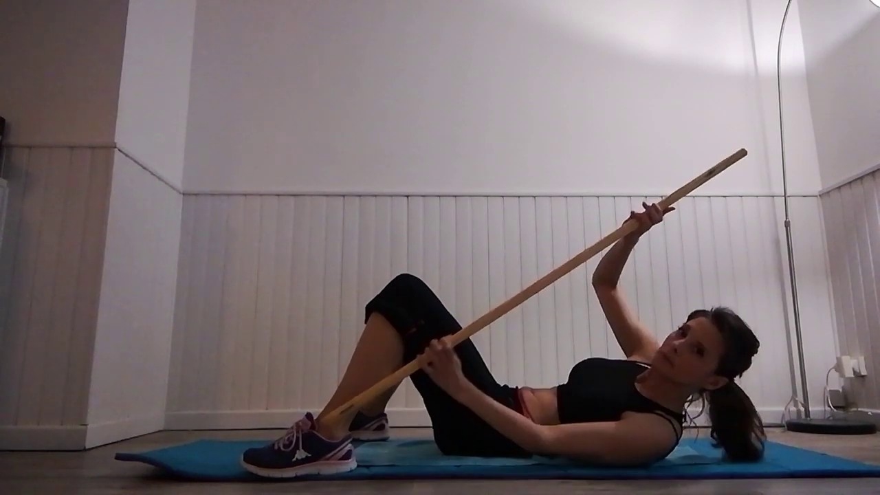 Cours 12 Abdominaux avec un Bâton de Gym Etape 3