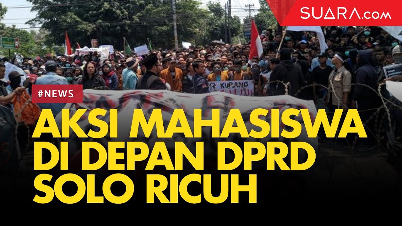 Aksi Mahasiswa di Depan Gedung DPRD Solo Ricuh