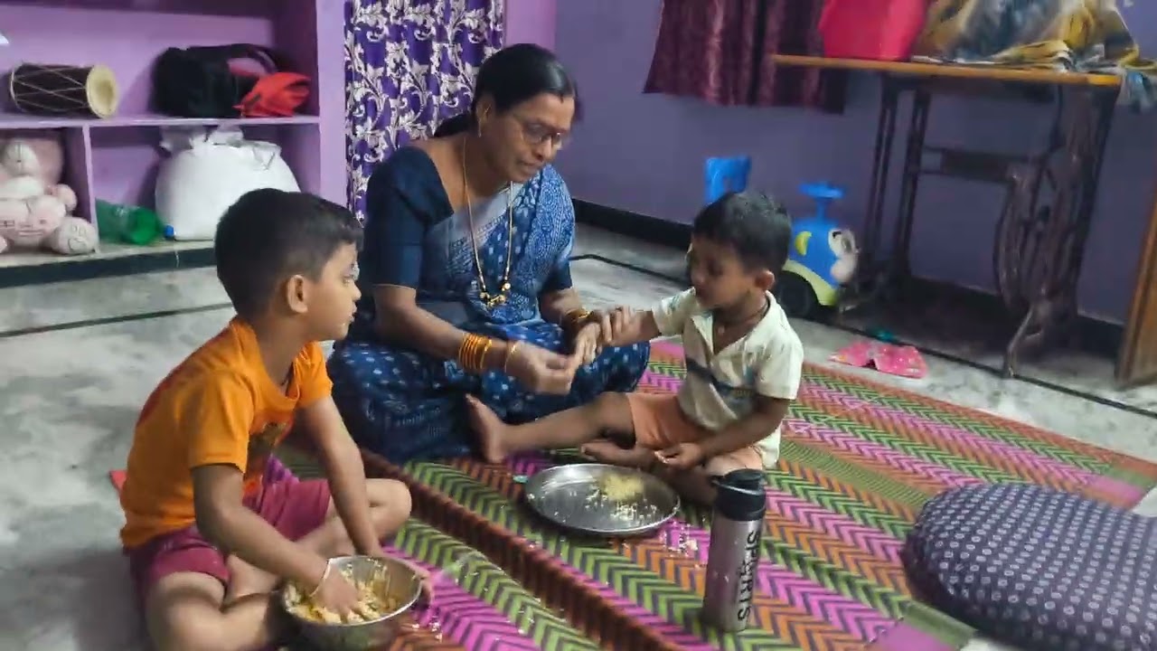 చిన్న పిల్ల అన్నం ఫాస్ట్ గా thinali అంటే ee వీడియో చూడండి మా పెద్దోడు చిన్నోడు చూపిస్తారు chudandi.