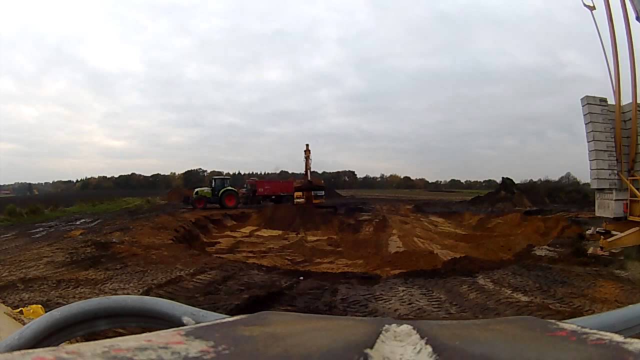 Grube ausheben mit  Liebherr R902 u. Hanomag 44D
