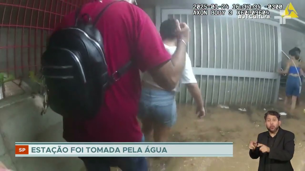 Câmeras de PMs capturam resgate de passageiros presos no metrô durante forte chuva