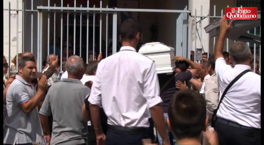 Davide Bifolco, commozione alla camera ardente al Rione di Traiano