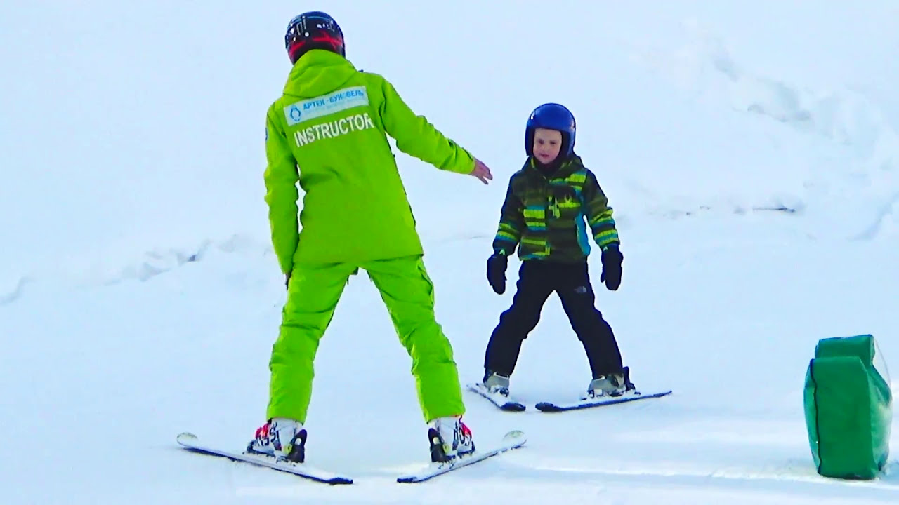 Funny Video for Kids Children Learn to Ski. Super speed Outdoor