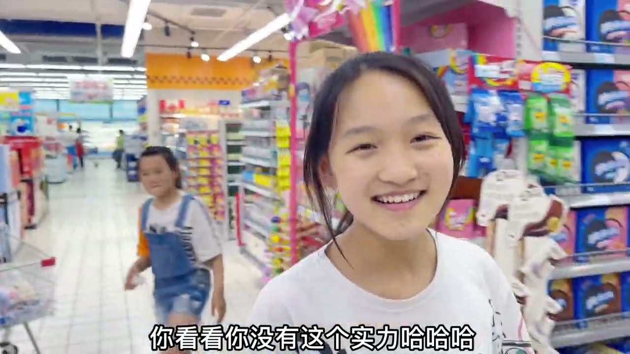三个女儿奔赴超市大选购，下一秒女儿提出的要求，妈妈却傻眼了！