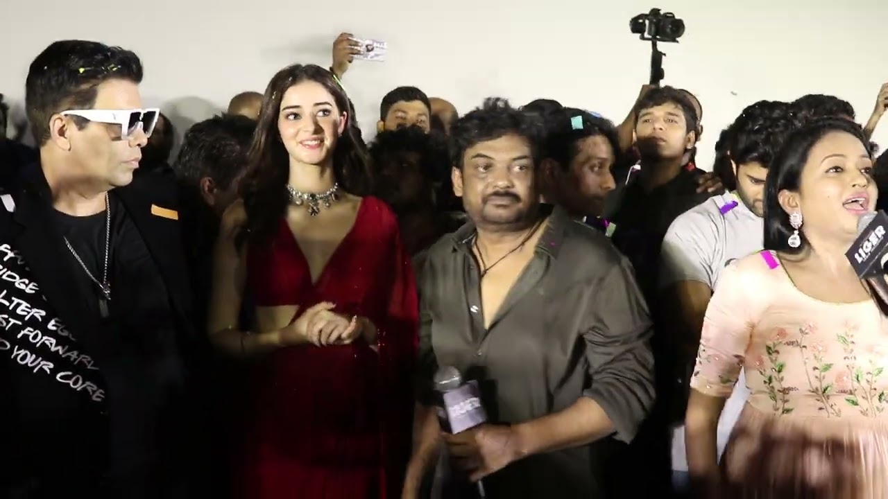Vijay Devarakonda grand Entry at Sudarshan Theatre | LIGER Vijay Devarakonda Ananya Panday Trailer