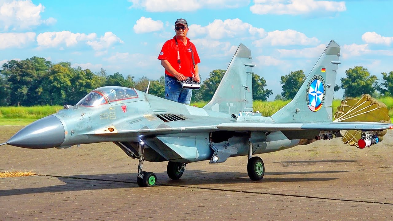 XXXL MIG-29 SCALE 1:6 RUSSIAN RC TURBINE JET WITH REAL FIRE AND SMOKE FLIGHT DEMONSTRATION