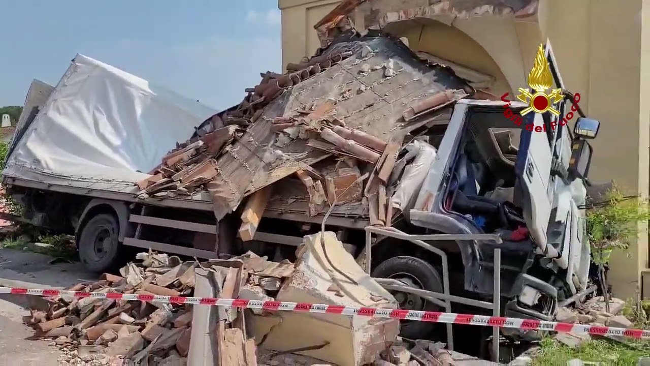 Camion esce di strada e distrugge il porticato della chiesa