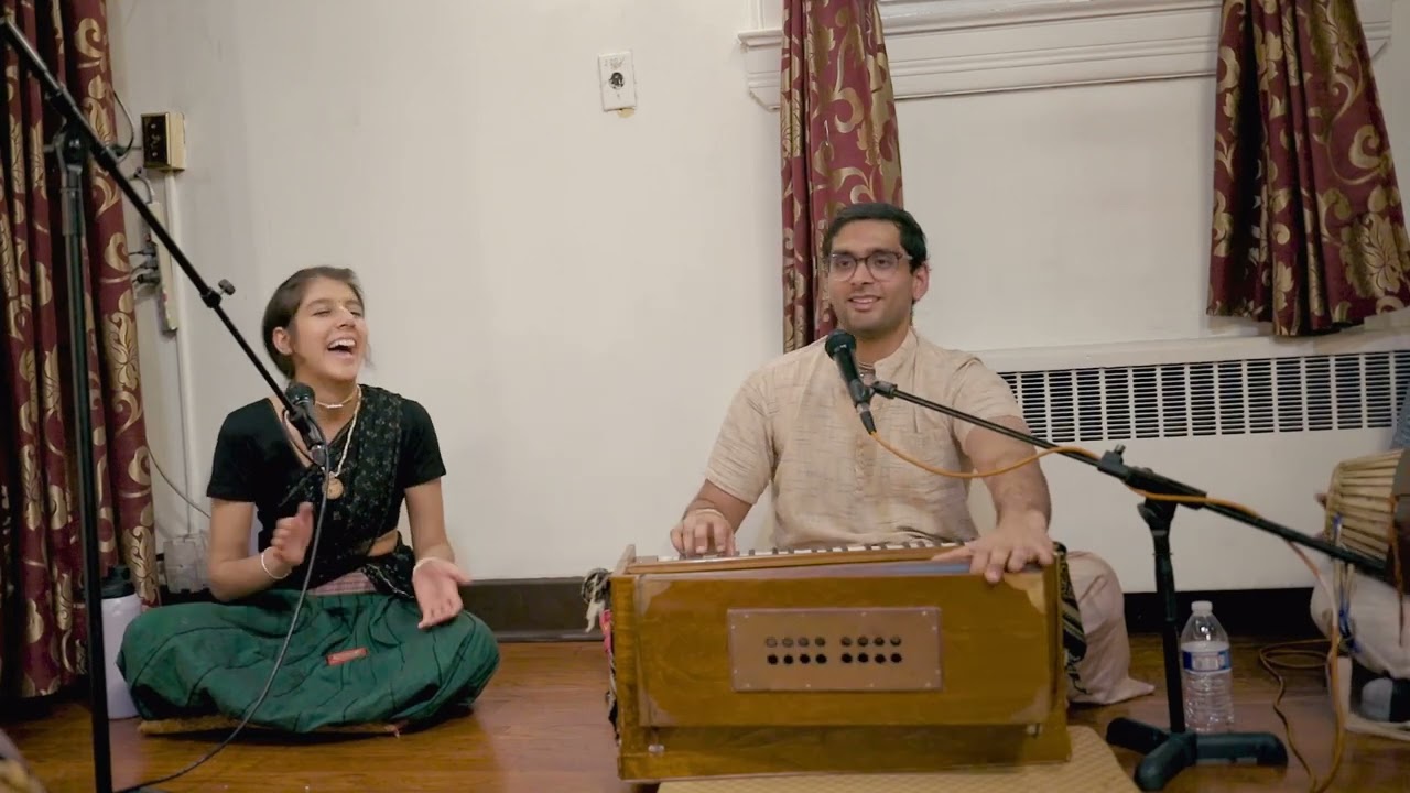 Hare Krishna Kirtan (70) - By Srikar & Mayuri Gandharvika Priya Devi Dasi