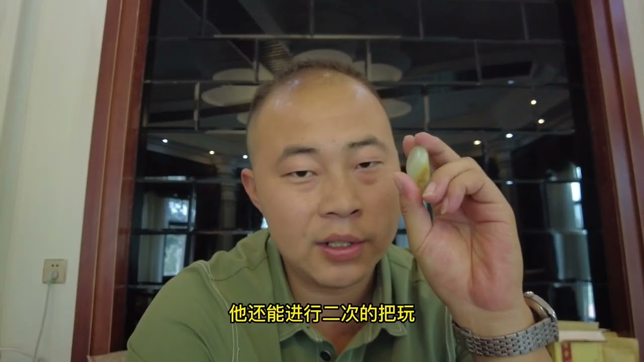 回流几个小型的和田玉籽料手把件，把玩起来很有意思！