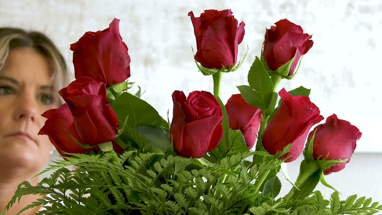 How to arrange roses in a vase (7, 4, 1 method)