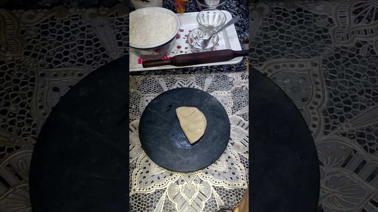 अजवाइन  के  तिकोने  स्वादिष्ट पराठा  बनाए झटपट 