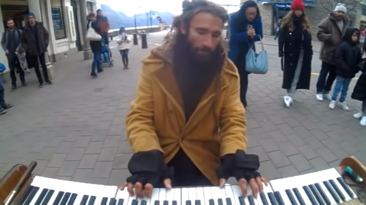 Piano Busker in Queenstown 3