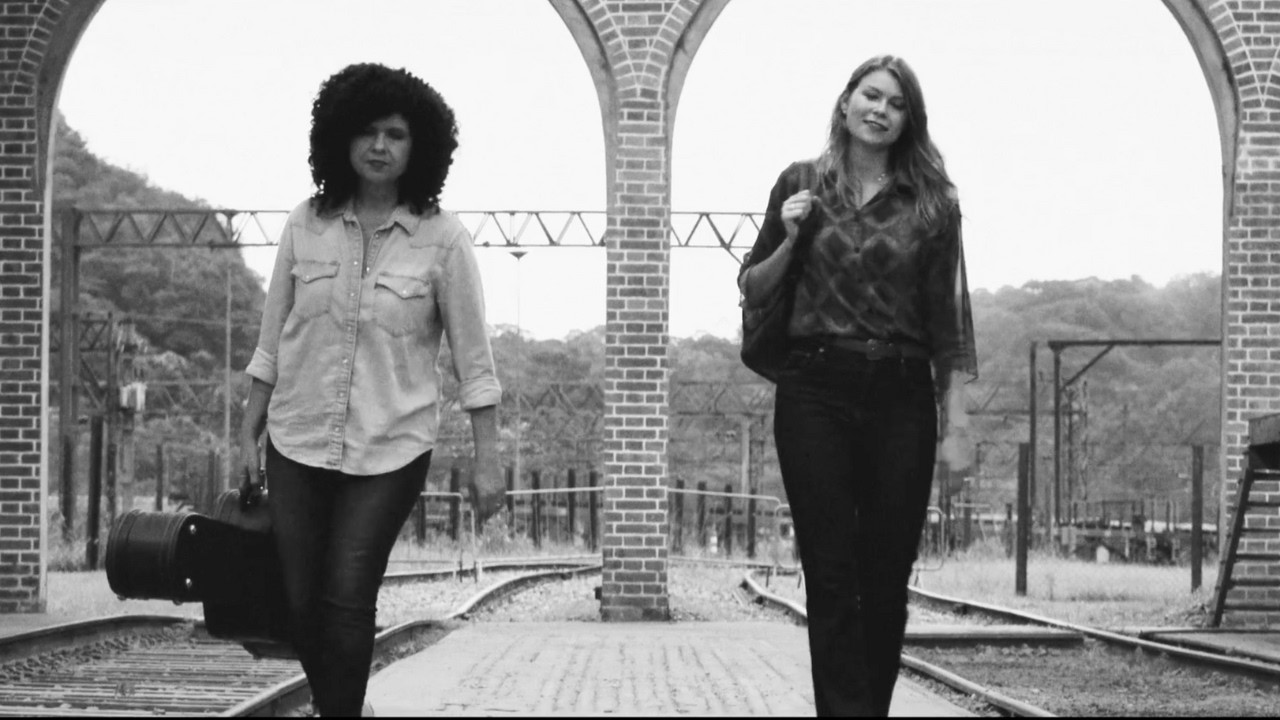 Vicka feat. Roberta Campos - Passageiro [Clipe Oficial]