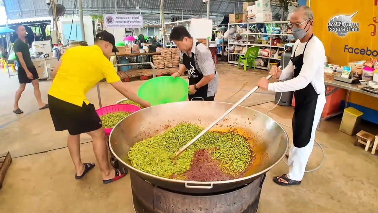 หลวงปู่พุทธะอิสระ ทำอาหาร ส่งแจกผู้มาถวายความอาลัย พระพันปีหลวง ช่วงบ่าย 7พ.ย.2568