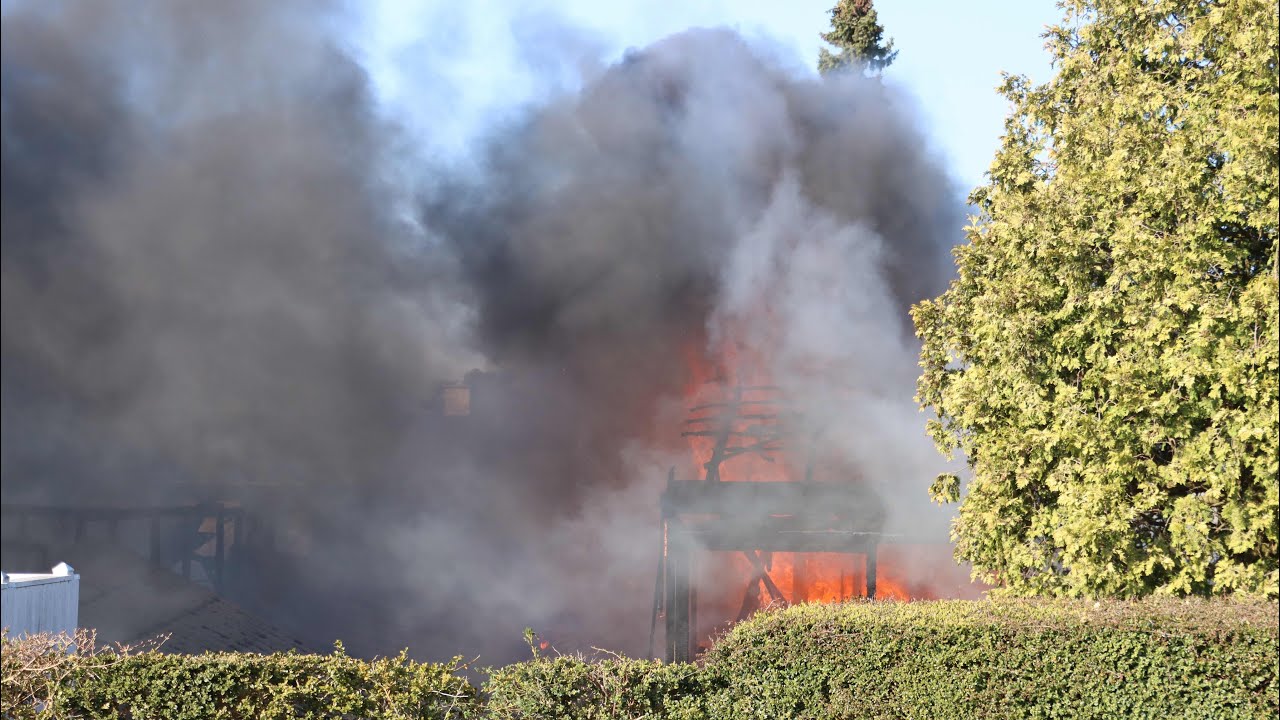 Voldsom brand i hus spredte sig til nabohus i Kirke Sonnerup Tirsdag 15/4-25