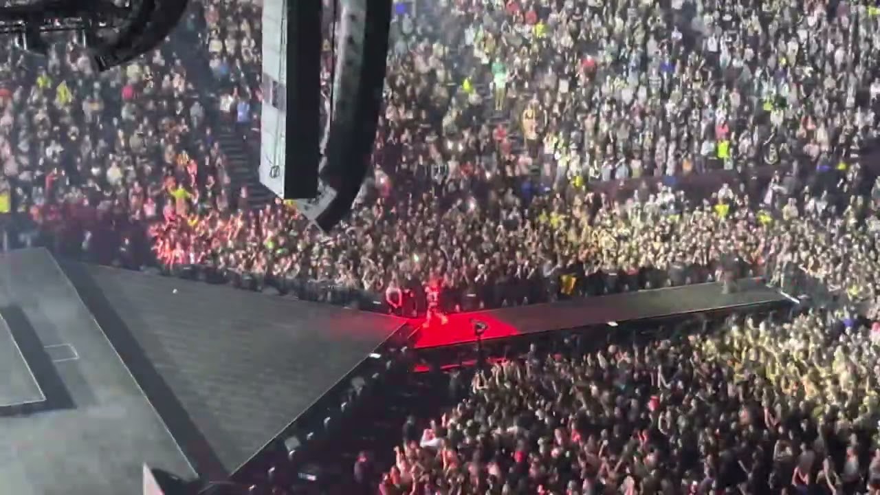 Billie Eilish | Bad Guy/Happier Than Ever | Vancouver 2022