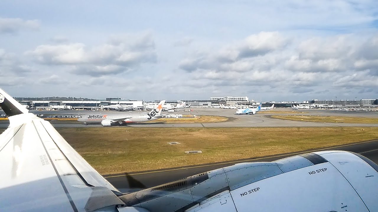 Melbourne Airport Takeoff aboard ZK-NHA Air New Zealand Airbus A320 NEO.