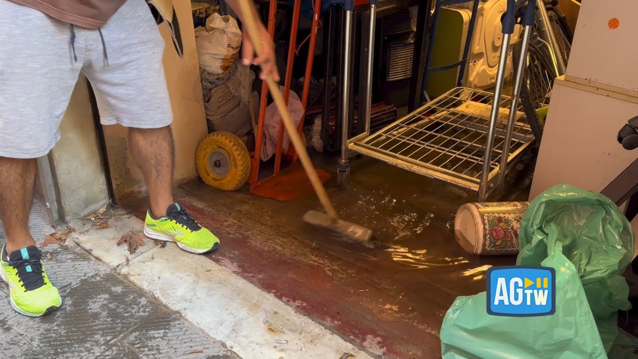 Genova, negozi invasi dall’acqua dopo il maltempo: «Non ce lo aspettavamo»
