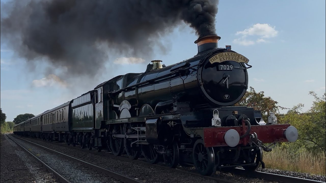 Steam locomotive GWR Clun castle 37240+7029 (98729) 7029 (98729) 37240 by Burbage common 