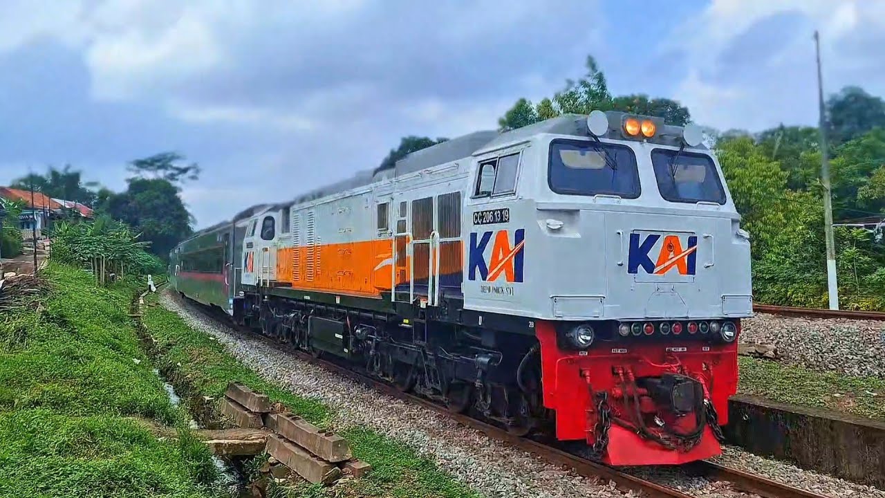 KERETA API PANJANG‼️ HUNTING KERETA API NGEBUT DI PERLINTASAN MENIKUNG