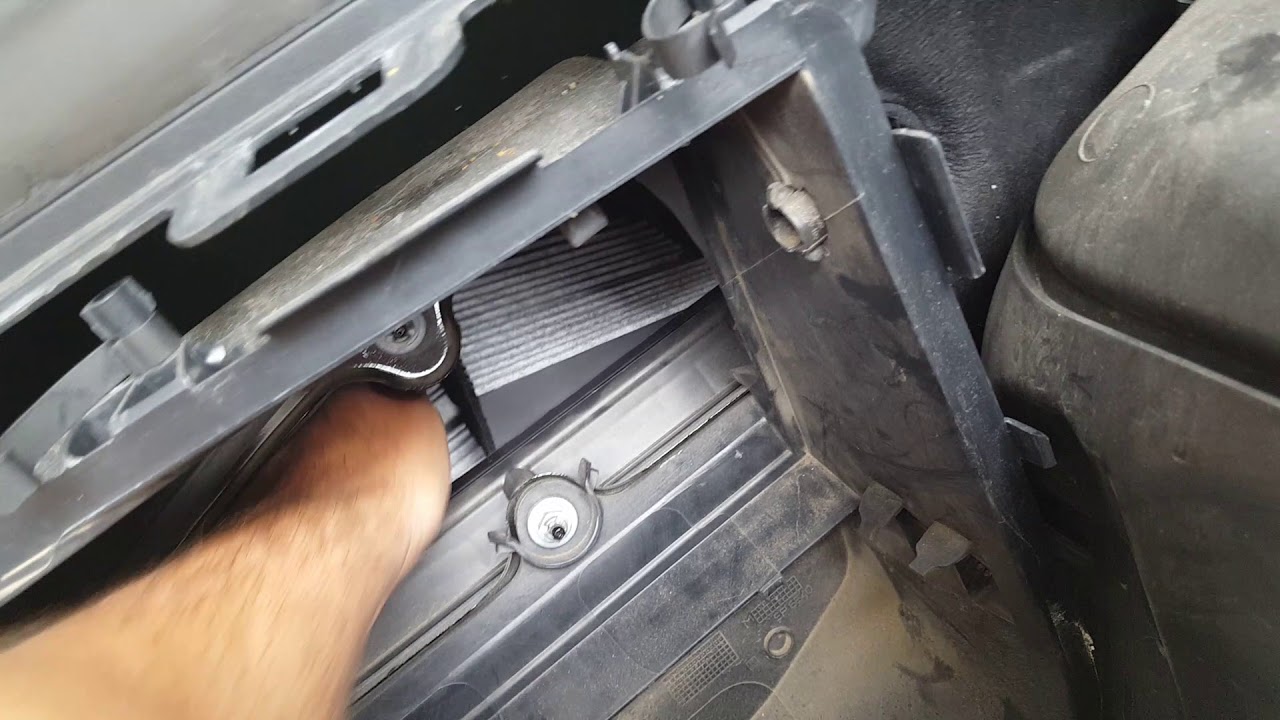 Innenraumfilter Aktivkohlefilter wechseln bei einem Mercedes ML/GLE - W166