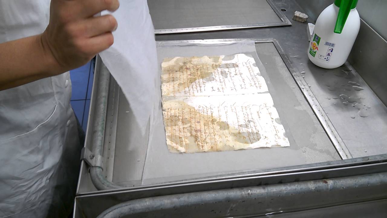 LABORATÓRIO DE RESTAURO DE LIVROS E MANUSCRITOS ANTIGOS